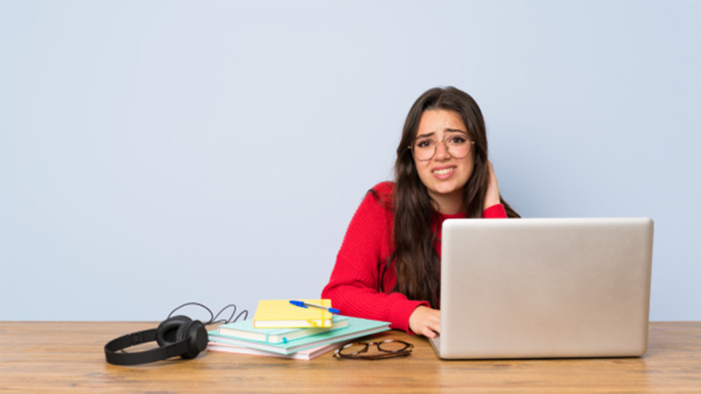 Mulher com dúvidas sobre registro de marcas