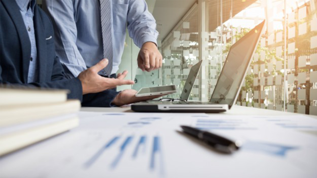 Homens covesam na empresa sobre a marca registrada